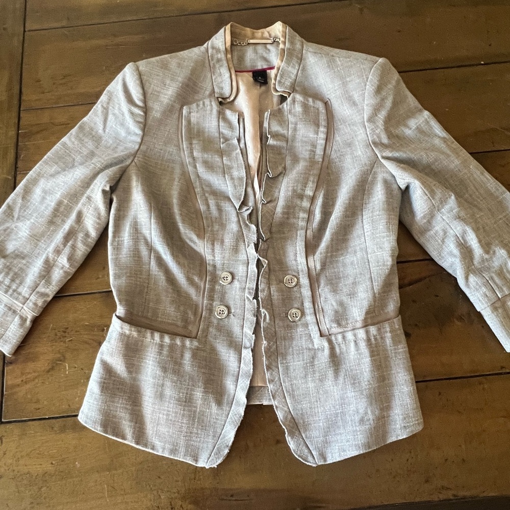 White House Black Market Gray Ruffle Blazer – Size 8 - Picture 4 of 8